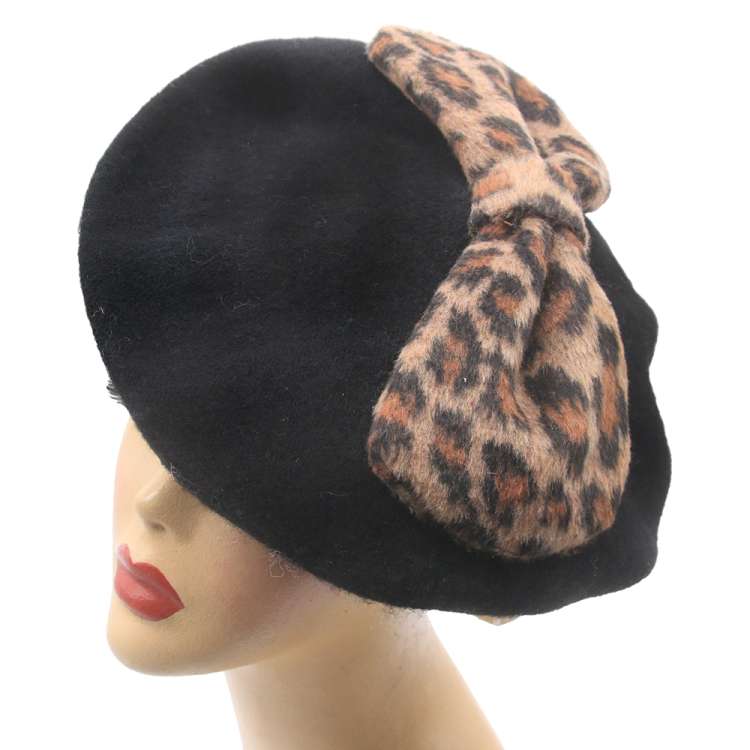 Schwarzes Barett mit Schleife